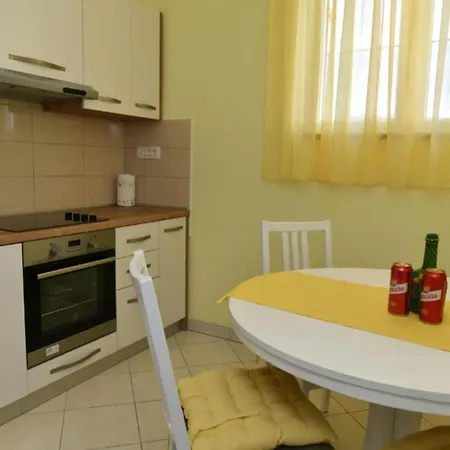 Apartman Two Bedroom With Balcony And Garden View Supetar