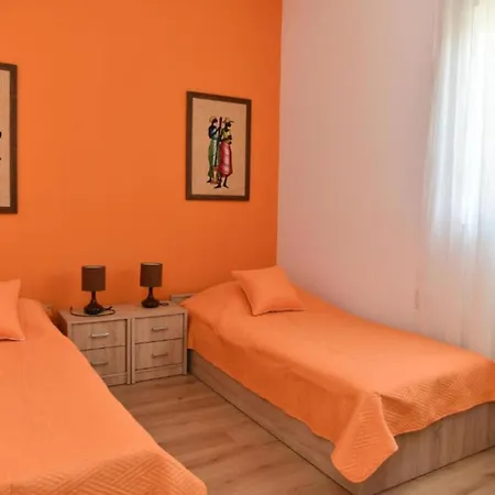 Two Bedroom With Balcony And Garden View *