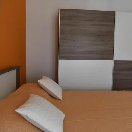 Apartman Two Bedroom With Balcony And Garden View Supetar