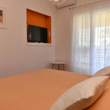 Two Bedroom With Balcony And Garden View Supetar