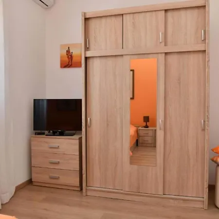 Two Bedroom With Balcony And Garden View Supetar