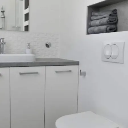 Two Bedroom With Balcony And Garden View Apartman Supetar