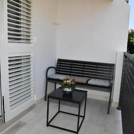 Two Bedroom With Balcony And Garden View *