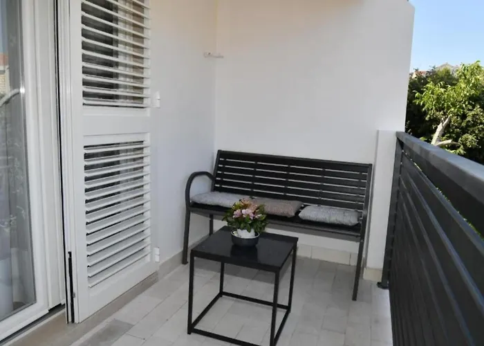Two Bedroom With Balcony And Garden View *