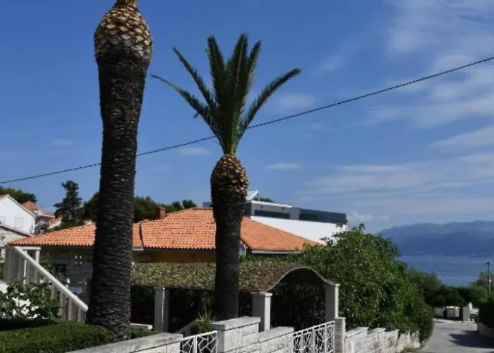 Two Bedroom With Balcony And Garden View